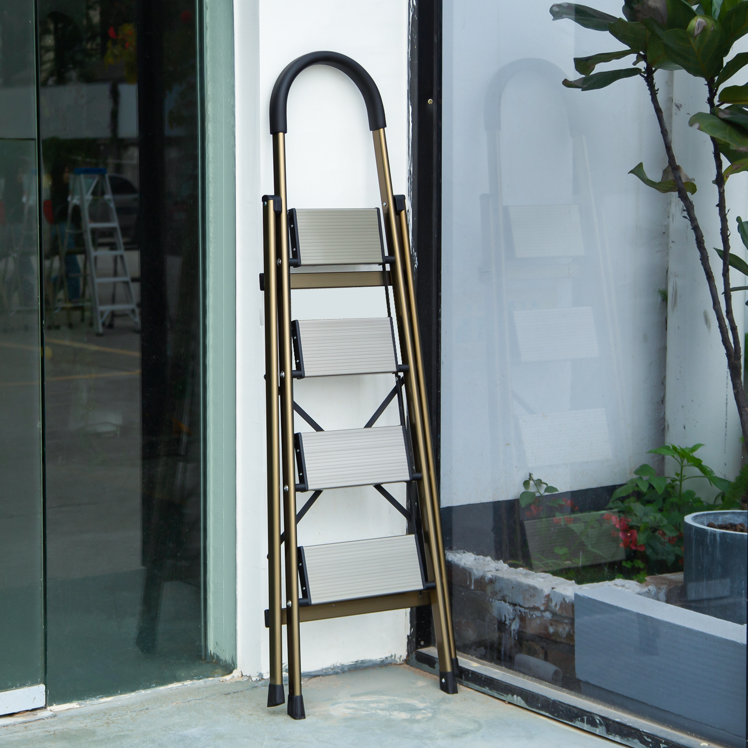 U Form Ladder U-Shaped Padded Handle Folding Step Ladder - 4 Steps 4.74 ft/56.9